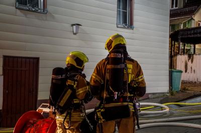 Rutesheim: Holzunterstand faengt Feuer.